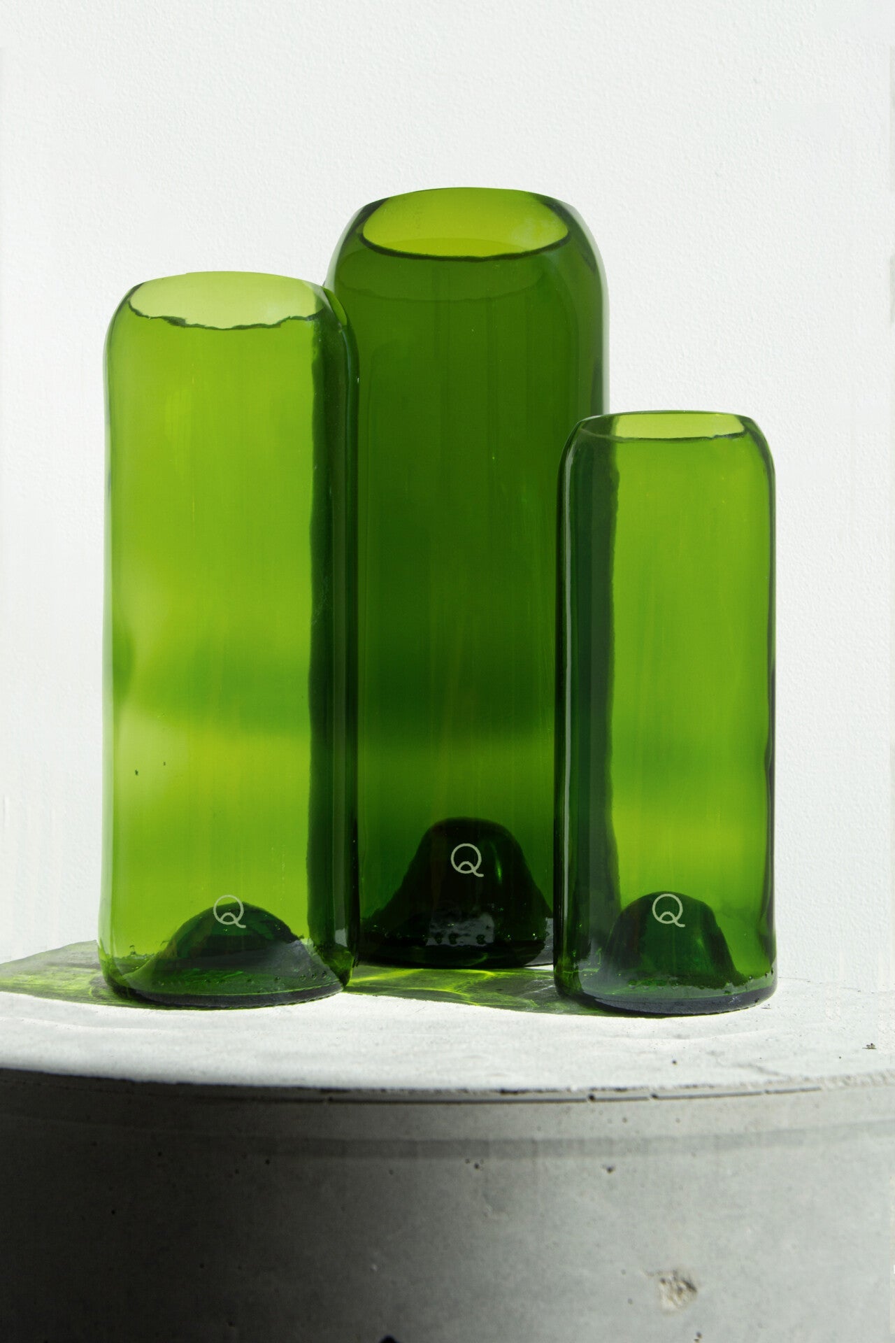 Q de bouteilles - Q de bouteilles est une entreprise française qui surcycle et transforme les contenants en verre en objets d'art de la table et de décoration.