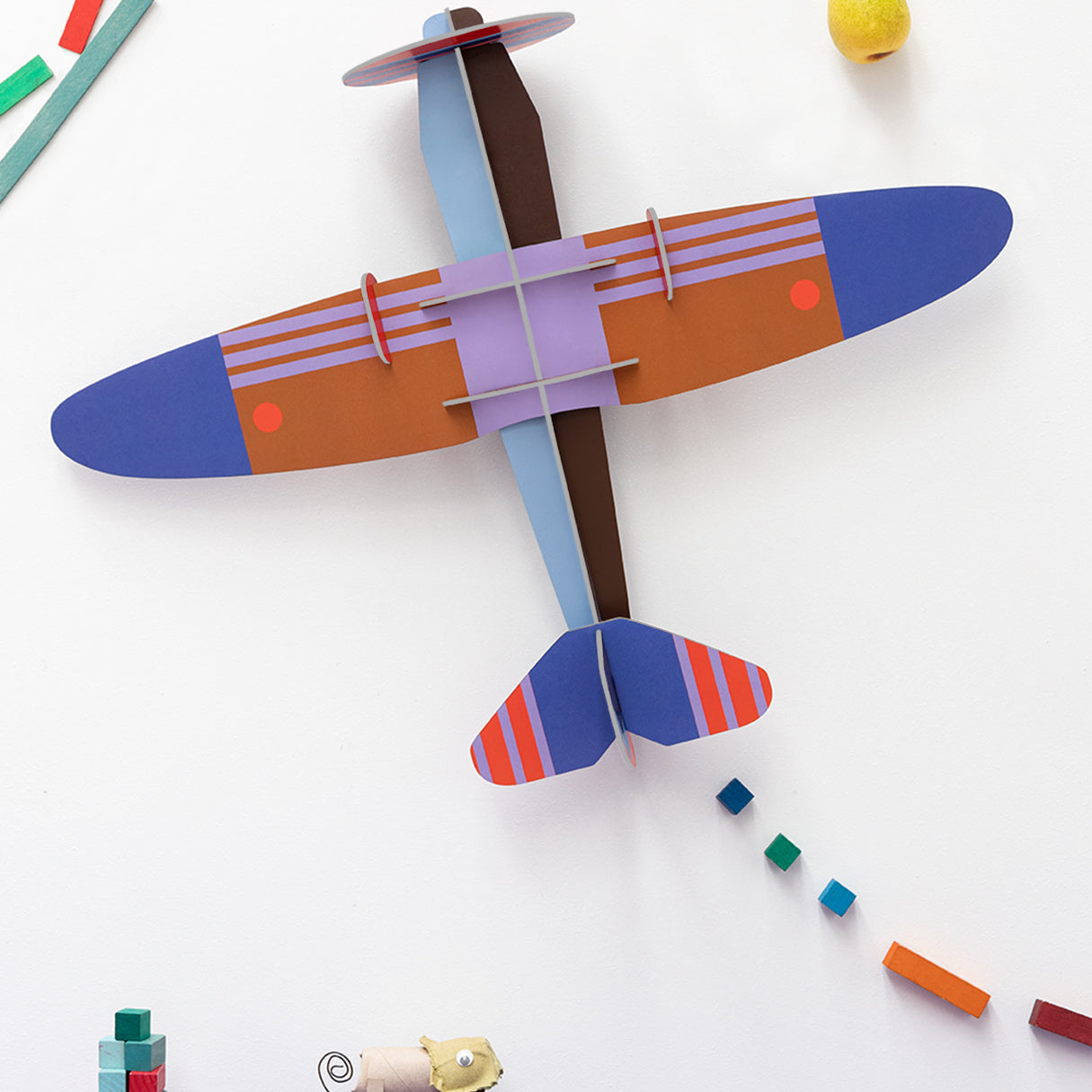Avion en carton recyclé à suspendre - jouet enfant - studio roof