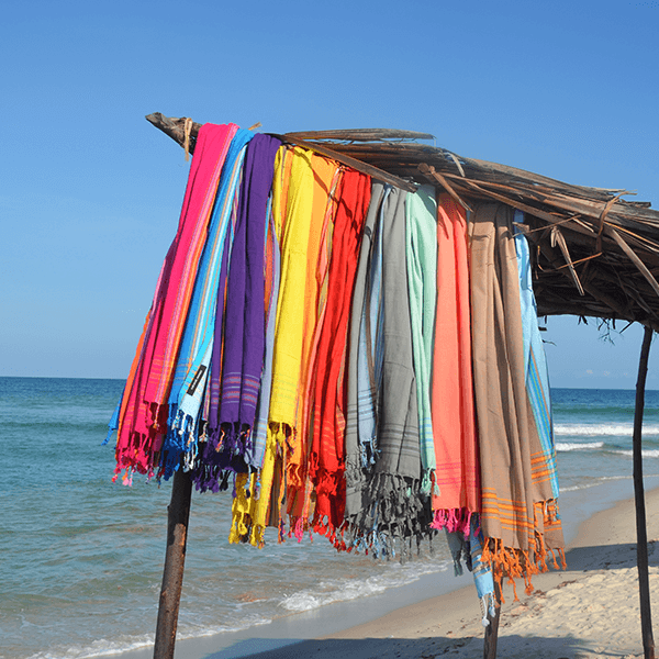 Bienvenue dans l'univers astucieux et coloré de Simone et Georges, les spécialistes de l'accessoires de plage : Kikoy, paréo, serviette de plage, éventail, ...