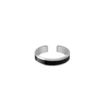 Bague Bangle – Pièce iconique au design pur et intemporel. Cette bague unisexe en rhodium et émail noir présente une finition argent élégante, alliant sophistication et modernité