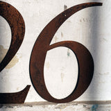 Lettres et chiffres en métal rouillé