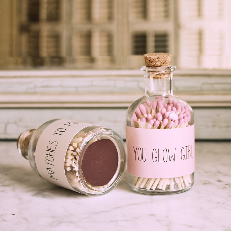 Allumettes roses dans un joli bocal en verre "you glow girl" à recycler en mini vase