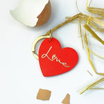 porte clé en cuir en forme de coeur rouge gravé love caché dans une véritable coquille d'oeuf