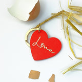 porte clé en cuir en forme de coeur rouge gravé love caché dans une véritable coquille d'oeuf