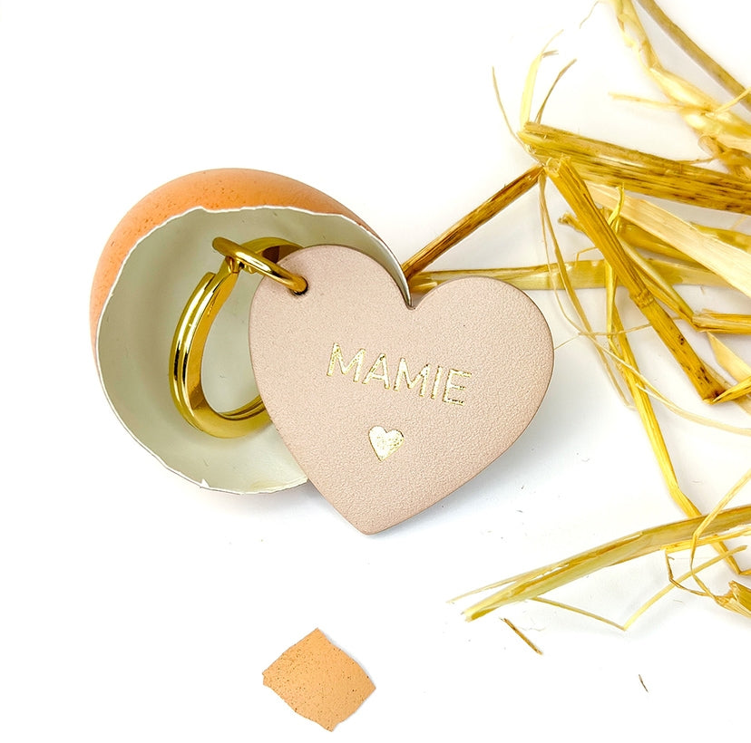 porte clé en cuir en forme de coeur rose poudré gravé mamie caché dans une véritable coquille d'oeuf