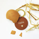 Porte clé papa rond cuir caramel - caché dans une véritable coquille d'oeuf - l'eggstra