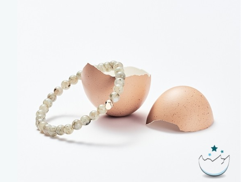 Bracelet en pierre semi précieuse caché dans une véritable coquille d'oeuf - labradorite