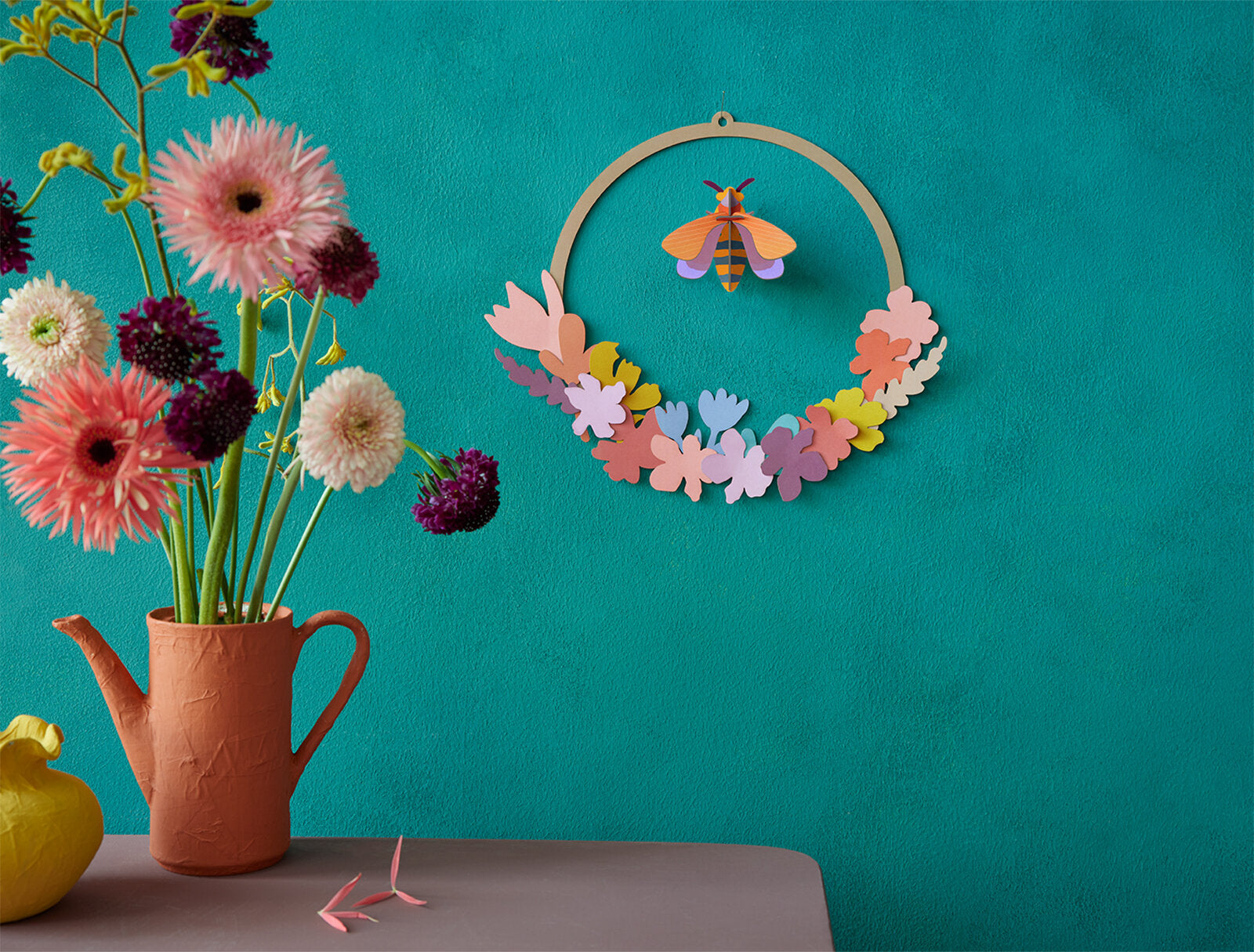 couronne de fleurs en carton recyclé - studio roof