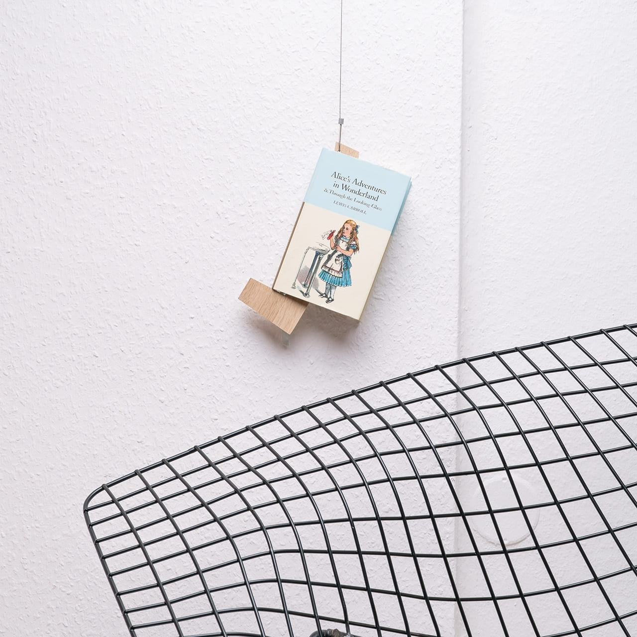 Accessoire original - crochet à livre à suspendre
