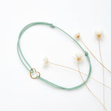 Bracelet coeur d'artichaut en coton caché dans une véritable coquille d'oeuf