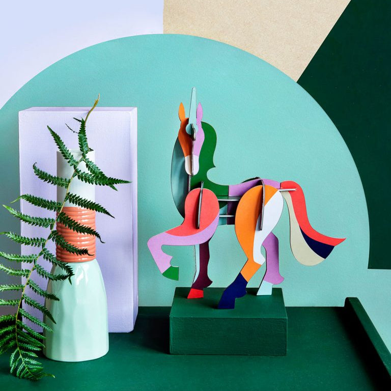 Giant unicorn - jouet en carton recycle - studio roof