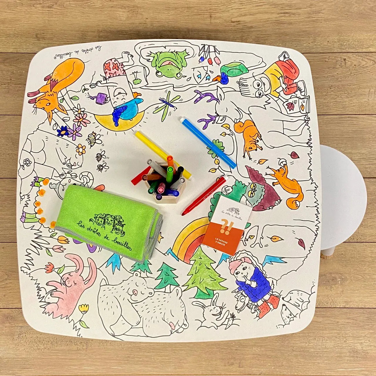 Décoration enfant, table de coloriage drôle de bouilles avec tabourets et feutres