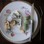 Assiette à fromage présentant le couteau couteau de table opinel bouleau lamelé