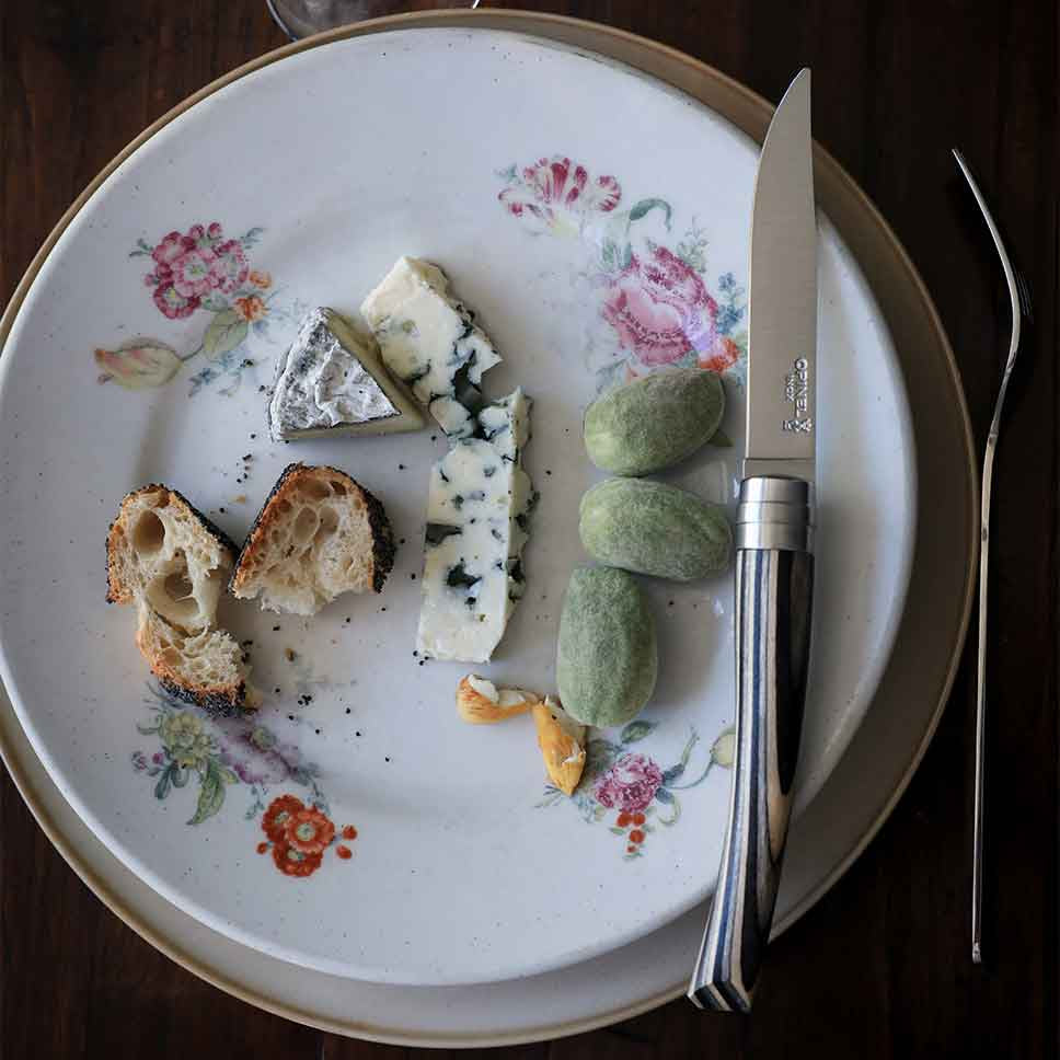 Assiette à fromage présentant le couteau couteau de table opinel bouleau lamelé