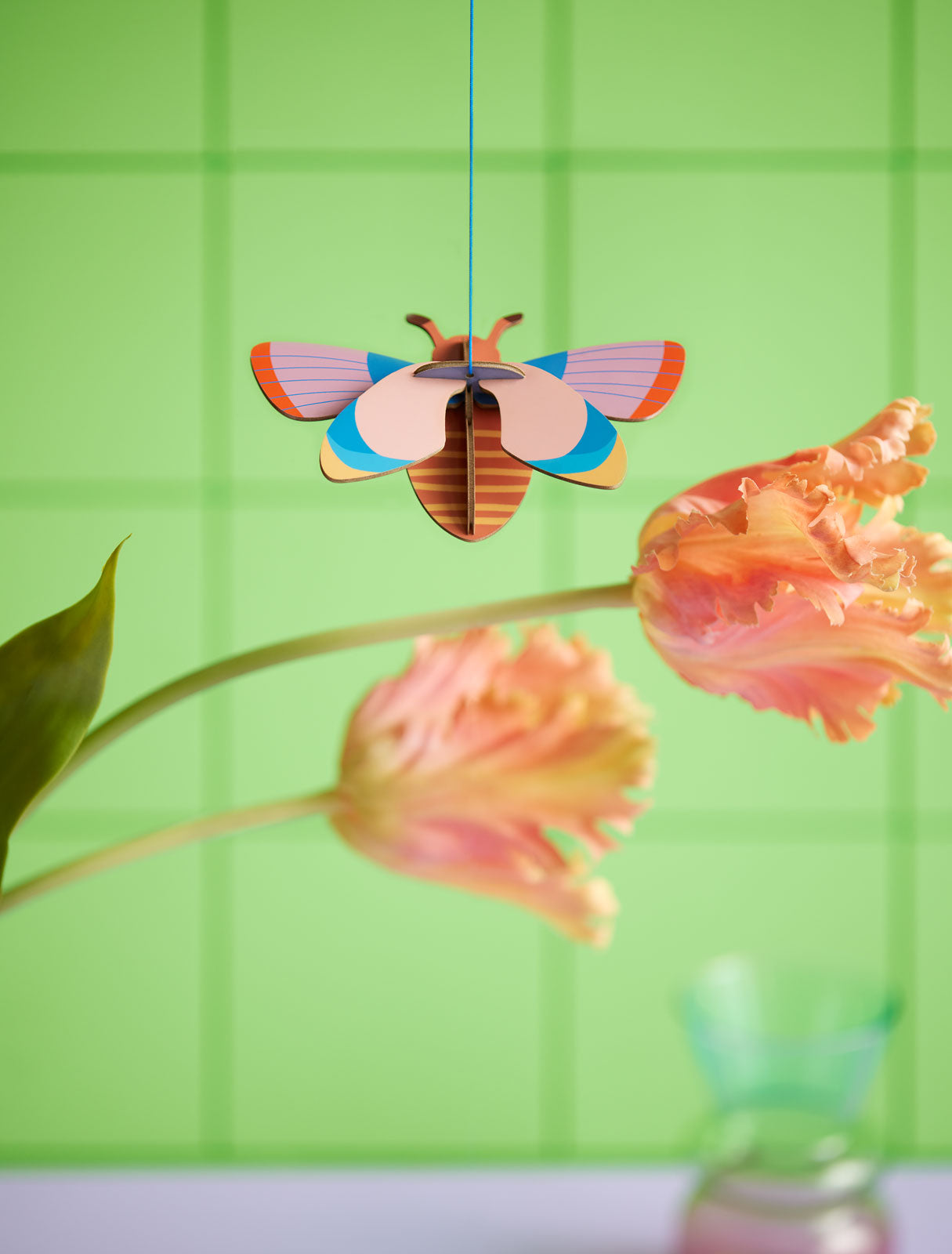 Lucky charm bumble bee - décoration en carton recyclé - studio roof