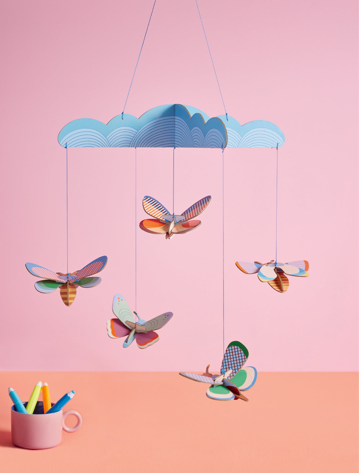 Mobile enfant Butterfly dance - décoration en carton recyclé - studio roof