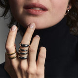 Bague à double anneau ajustable au design pur et rond. Élégante et polyvalente, elle s'adapte à toutes les occasions, qu'elles soient décontractées ou formelles. Ajoutez une touche d'élégance intemporelle à votre style quotidien avec cette pièce incontournable.