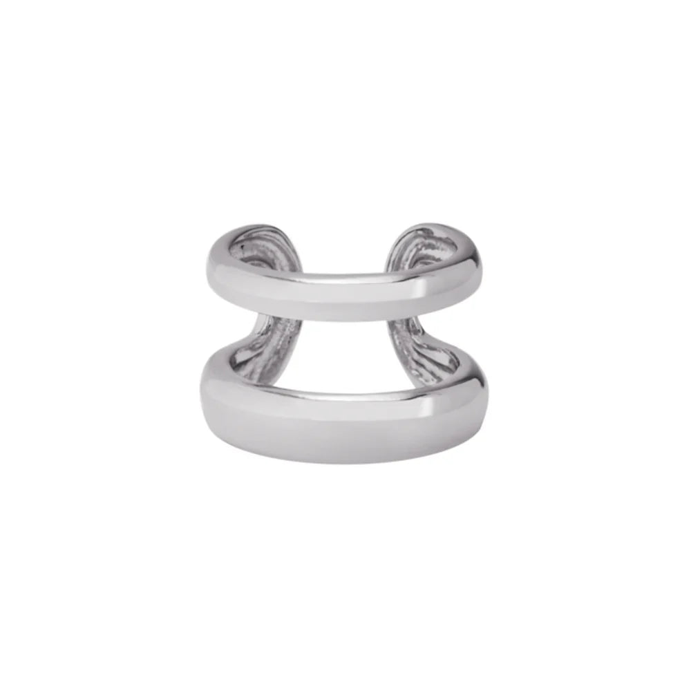 Bague à double anneau ajustable au design pur et rond. Élégante et polyvalente, elle s'adapte à toutes les occasions, qu'elles soient décontractées ou formelles. Ajoutez une touche d'élégance intemporelle à votre style quotidien avec cette pièce incontournable.