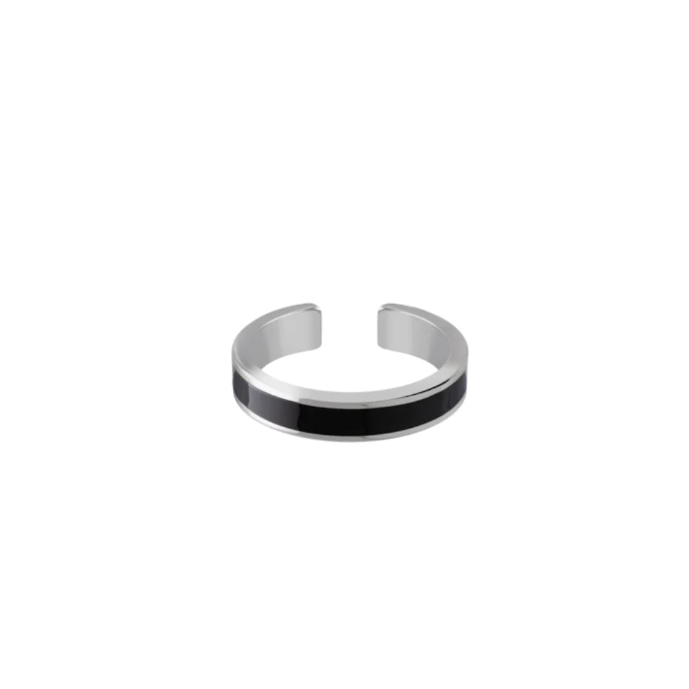 Bague Bangle – Pièce iconique au design pur et intemporel. Cette bague unisexe en rhodium et émail noir présente une finition argent élégante, alliant sophistication et modernité