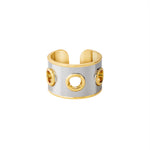 Bague audacieuse alliant le glamour des œillets dorés à la délicatesse de l'argent. Bague eyelet Bangle up