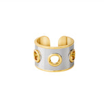 Bague audacieuse alliant le glamour des œillets dorés à la délicatesse de l'argent. Bague eyelet Bangle up