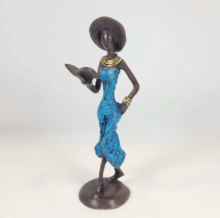 Sculpture en bronze "Femme avec livre et chapeau"