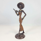 Sculpture en bronze "Femme avec livre et chapeau"