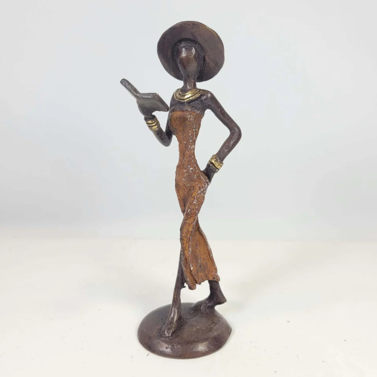 Sculpture en bronze "Femme avec livre et chapeau"