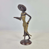 Sculpture en bronze "Femme avec livre et chapeau"