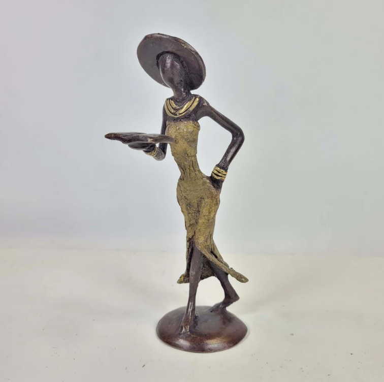 Sculpture en bronze "Femme avec livre et chapeau"