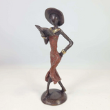 Sculpture en bronze "Femme avec livre et chapeau"