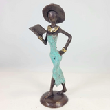 Sculpture en bronze "Femme avec livre et chapeau"