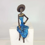 Femme assise avec Chapeau