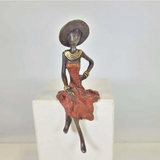 Femme assise avec Chapeau