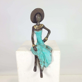 Femme assise avec Chapeau