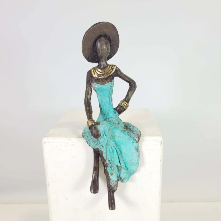 Femme assise avec Chapeau