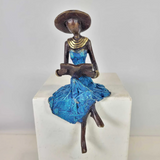 Femme assise livre & chapeau