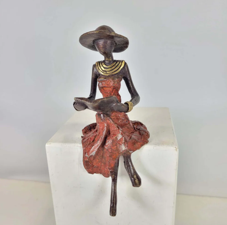 Femme assise livre & chapeau