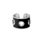 Bague audacieuse alliant le glamour des œillets dorés à la délicatesse de l'argent. Bague eyelet Bangle up