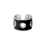 Bague audacieuse alliant le glamour des œillets dorés à la délicatesse de l'argent. Bague eyelet Bangle up