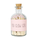 Allumettes roses dans un joli bocal en verre "you glow girl" à recycler en mini vase