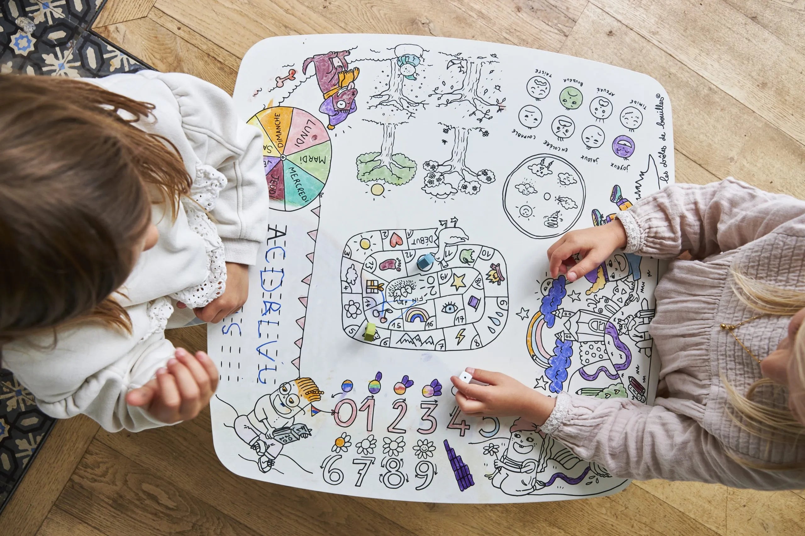 Décoration enfant, table de coloriage drôle de bouilles