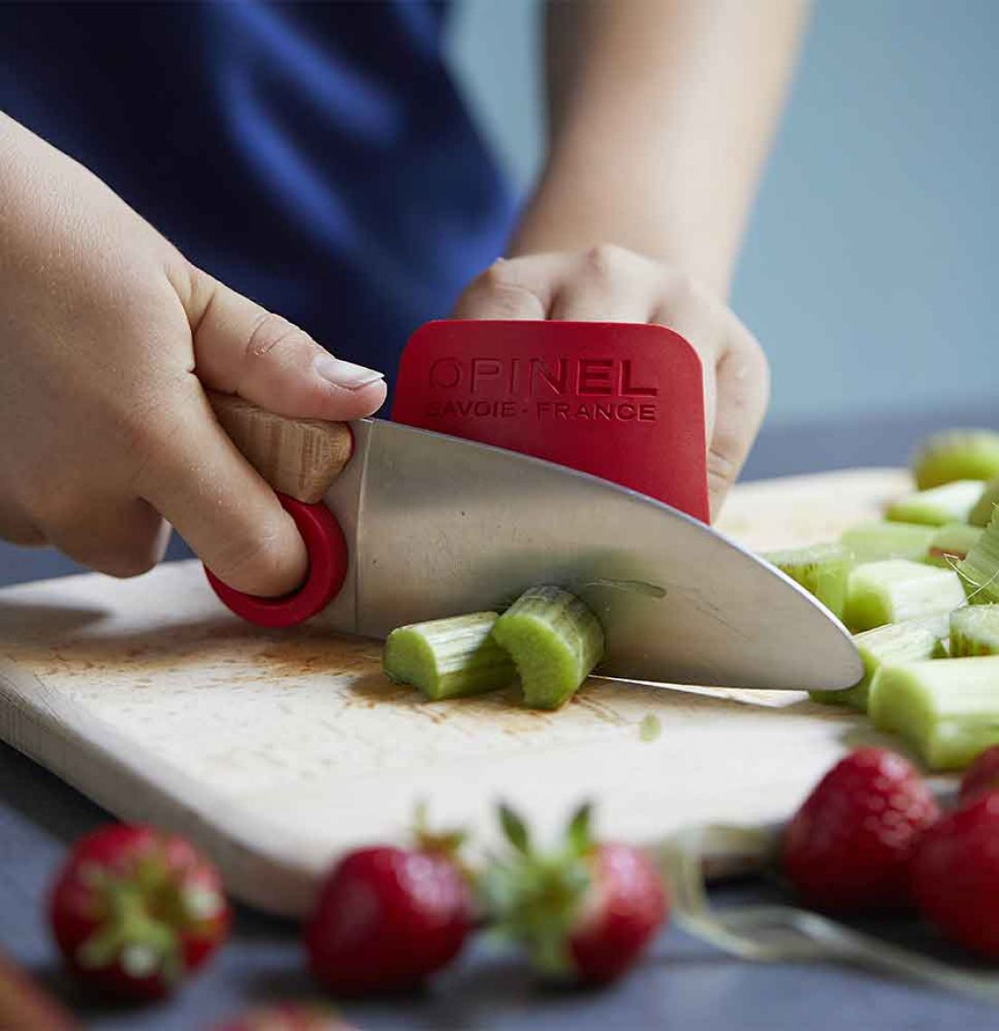 opinel, coffret pour apprendre la cuisine aux enfants, couteau de cuisine et protège doigts rouge